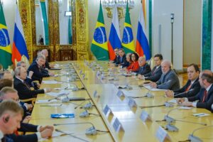 Delegações russas e brasileiras durante a reunião bilateral em Moscou. Foto: Ricardo Stuckert / PR