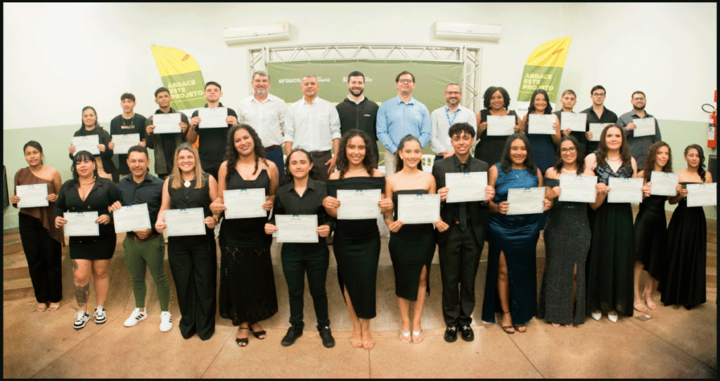 arauco Turma com 23 alunos participou de formatura em Paranaíba.