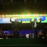 PL oficializa candidatura de Flávio Bolsonaro à Presidência em convenção com Tarcísio e Javier Milei