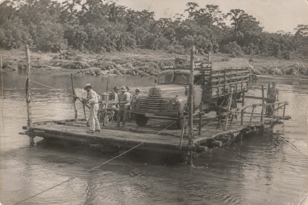 sul do antigo Mato Grosso durante a década de 1950, período em que a travessia do Rio Dourados era essencial para os pioneiros da região.