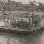 sul do antigo Mato Grosso durante a década de 1950, período em que a travessia do Rio Dourados era essencial para os pioneiros da região.