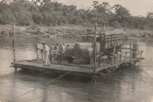 sul do antigo Mato Grosso durante a década de 1950, período em que a travessia do Rio Dourados era essencial para os pioneiros da região.