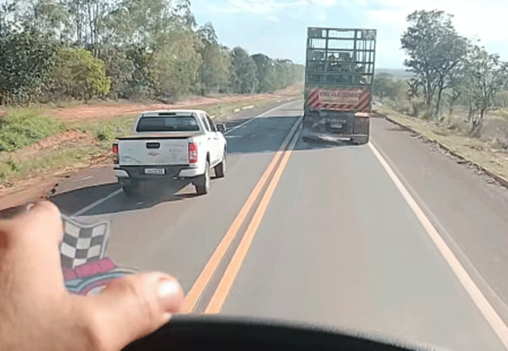 Ultrapassar em faixa contínua é considerado uma infração gravíssima pelo Código de Trânsito Brasileiro (CTB).