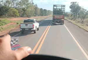 Ultrapassar em faixa contínua é considerado uma infração gravíssima pelo Código de Trânsito Brasileiro (CTB).