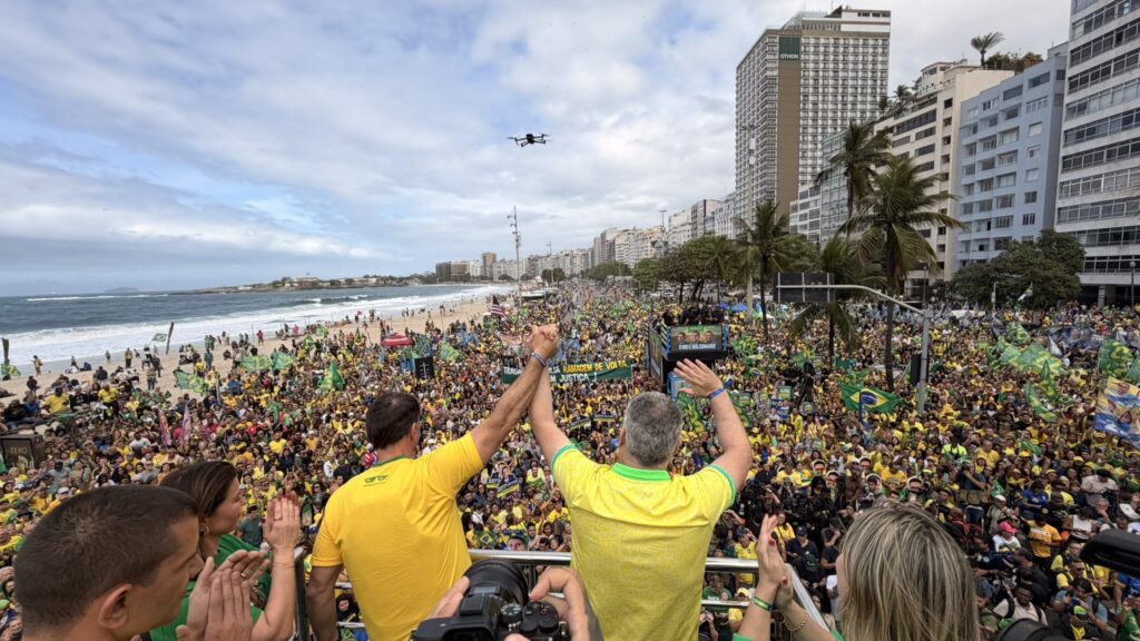 Flávio Bolsonaro inicia campanha à Presidência no Rio de Janeiro