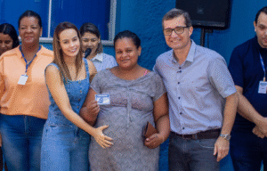 O prefeito Cassiano Maia e a primeira-dama entregam o primeiro Cartão Cegonha, do projeto "Minha Primeira Viagem"